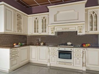 Біла кухня з патиною (42 фото): гарнітури з золотом і срібною патиною на білому фасаді в класичному та інших стилів в інтер’єрі кухні