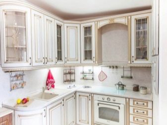 Біла кухня з патиною (42 фото): гарнітури з золотом і срібною патиною на білому фасаді в класичному та інших стилів в інтер’єрі кухні