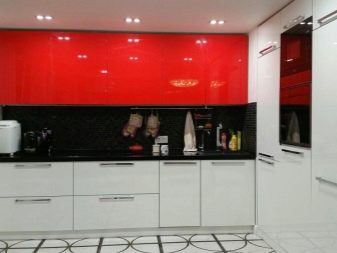 Червоно-біла кухня (65 фото): кухня білий верх червоний низ в дизайні інтер’єру. Які шпалери підійдуть до кухонного гарнітуру в червоно-білому кольорі?