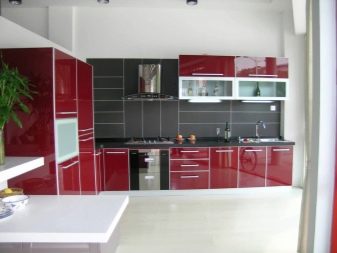 Червоно-біла кухня (65 фото): кухня білий верх червоний низ в дизайні інтер’єру. Які шпалери підійдуть до кухонного гарнітуру в червоно-білому кольорі?