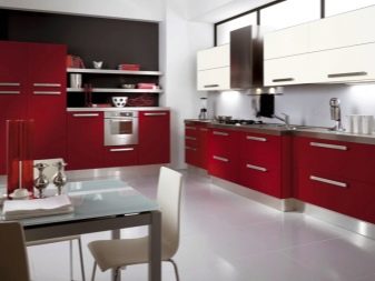 Червоно-біла кухня (65 фото): кухня білий верх червоний низ в дизайні інтер’єру. Які шпалери підійдуть до кухонного гарнітуру в червоно-білому кольорі?