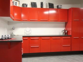 Червоно-біла кухня (65 фото): кухня білий верх червоний низ в дизайні інтер’єру. Які шпалери підійдуть до кухонного гарнітуру в червоно-білому кольорі?