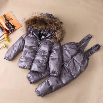 Дитячий комбінезон Moncler (65 фото): зимовий пуховий напівкомбінезон Монклер для дівчаток, відгуки