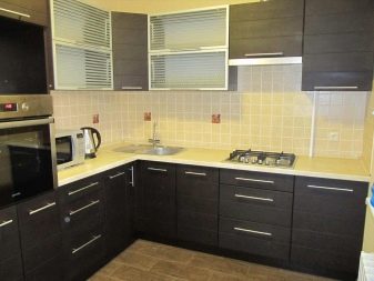 Дизайн кутових кухонь (123 фото): красиві варіанти кухонного гарнітура кутом в інтер’єрі, новинки дизайну та ідеї кольорів