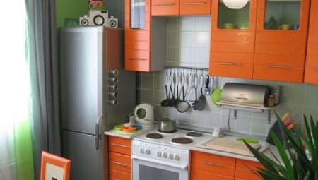 Дизайн маленької кухні 5 кв. м з холодильником (70 фото): планування кімнати 5 квадратних метрів, малогабаритні кутові кухонні гарнітури в інтер’єрі