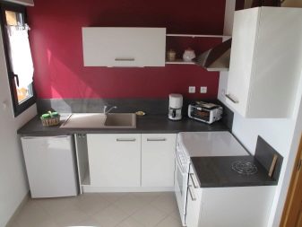 Дизайн маленької кухні 5 кв. м з холодильником (70 фото): планування кімнати 5 квадратних метрів, малогабаритні кутові кухонні гарнітури в інтер’єрі