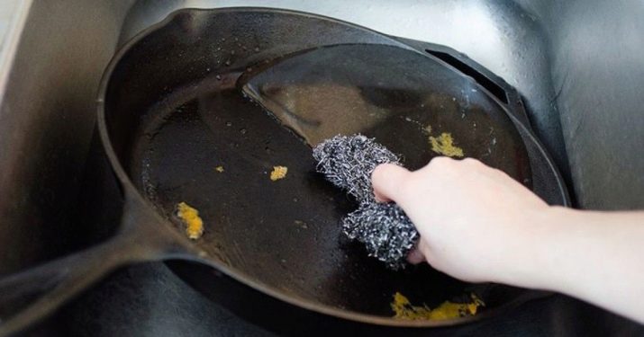 Догляд за чавунною сковородою: як нею користуватися? Як відновити сковорідку без покриття?