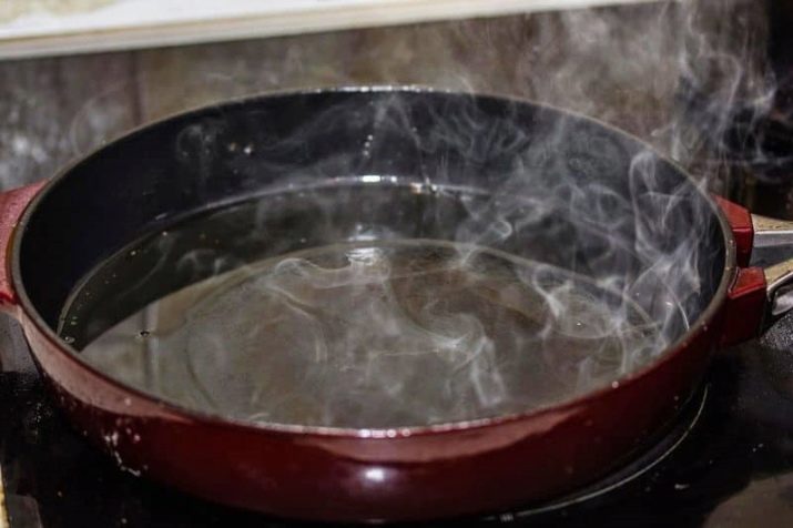 Догляд за чавунною сковородою: як нею користуватися? Як відновити сковорідку без покриття?