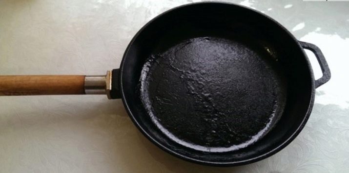 Догляд за чавунною сковородою: як нею користуватися? Як відновити сковорідку без покриття?