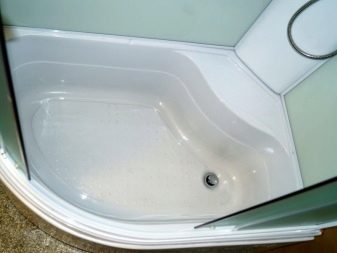 Душові кабіни з високим піддоном: кутові та прямокутні моделі, 80х80 і 90х90, 100 на 80 і 100х100, 110 на 80 і 120х80, асиметричні та інші