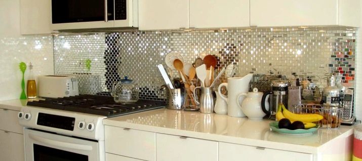 Дзеркальний фартух для кухні (26 фото): кухонний фартух з дзеркальною мозаїки, плитки і скинали, фартух з дзеркала для білої класичної кухні