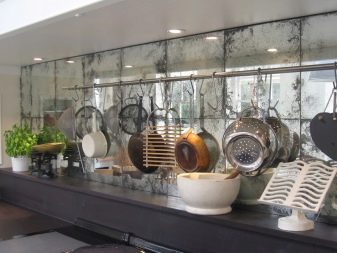 Дзеркальний фартух для кухні (26 фото): кухонний фартух з дзеркальною мозаїки, плитки і скинали, фартух з дзеркала для білої класичної кухні