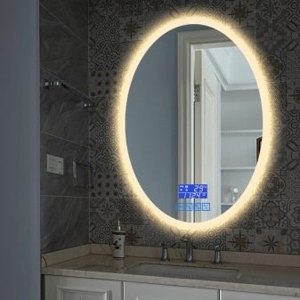 Дзеркало для ванної з годинником: огляд моделей з підігрівом і підсвічуванням. Як налаштувати?