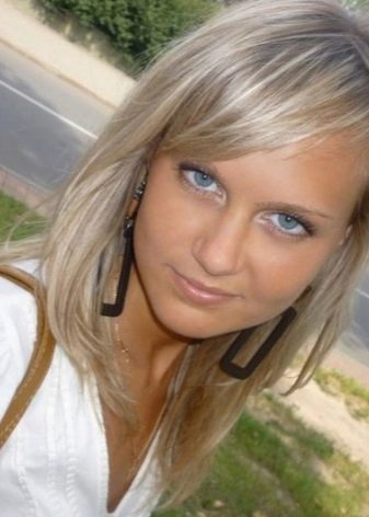 Гарне фарбування волосся для блондинок (фото 44): модні тенденції фарбування коротких і довгих волосся, цікаві варіанти для локонів середньої довжини