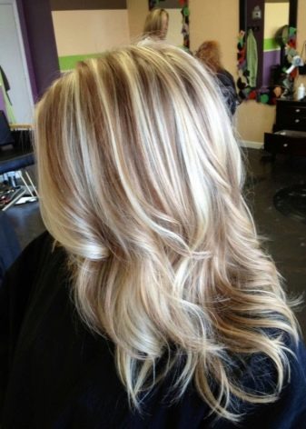 Гарне фарбування волосся для блондинок (фото 44): модні тенденції фарбування коротких і довгих волосся, цікаві варіанти для локонів середньої довжини