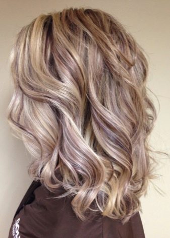 Гарне фарбування волосся для блондинок (фото 44): модні тенденції фарбування коротких і довгих волосся, цікаві варіанти для локонів середньої довжини