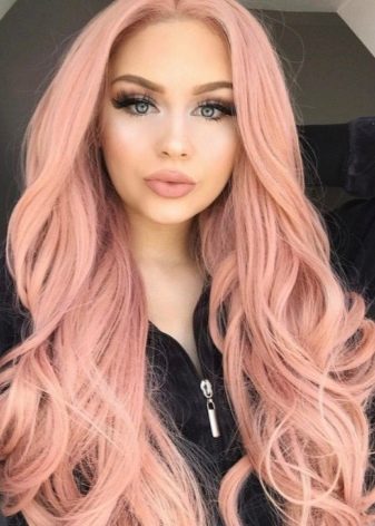 Гарне фарбування волосся для блондинок (фото 44): модні тенденції фарбування коротких і довгих волосся, цікаві варіанти для локонів середньої довжини