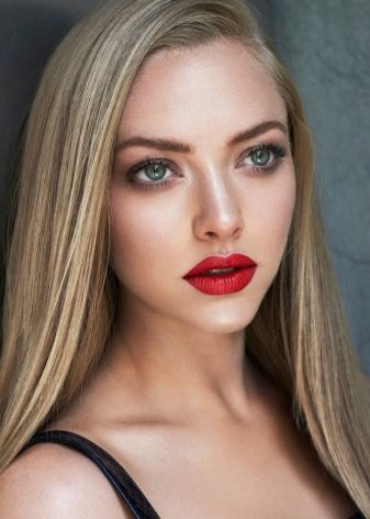 Гарне фарбування волосся для блондинок (фото 44): модні тенденції фарбування коротких і довгих волосся, цікаві варіанти для локонів середньої довжини