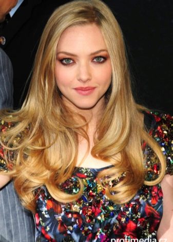 Гарне фарбування волосся для блондинок (фото 44): модні тенденції фарбування коротких і довгих волосся, цікаві варіанти для локонів середньої довжини