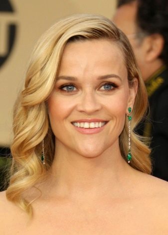 Гарне фарбування волосся для блондинок (фото 44): модні тенденції фарбування коротких і довгих волосся, цікаві варіанти для локонів середньої довжини