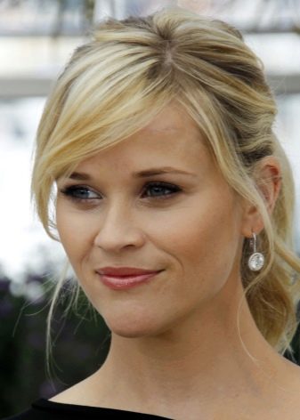 Гарне фарбування волосся для блондинок (фото 44): модні тенденції фарбування коротких і довгих волосся, цікаві варіанти для локонів середньої довжини