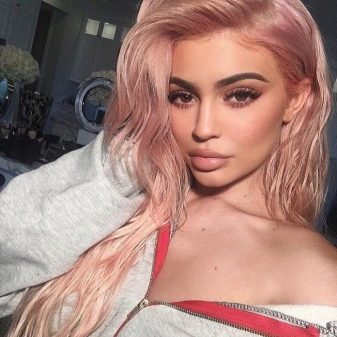 Гарне фарбування волосся для блондинок (фото 44): модні тенденції фарбування коротких і довгих волосся, цікаві варіанти для локонів середньої довжини