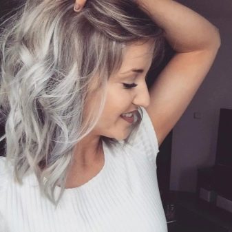 Каре з попелястим кольором волосся (31 фото): варіанти попелястого блонда на подовженому каре і з рівним зрізом, з темними корінням і з чубком