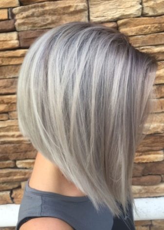 Каре з попелястим кольором волосся (31 фото): варіанти попелястого блонда на подовженому каре і з рівним зрізом, з темними корінням і з чубком