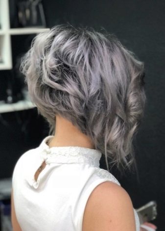 Каре з попелястим кольором волосся (31 фото): варіанти попелястого блонда на подовженому каре і з рівним зрізом, з темними корінням і з чубком