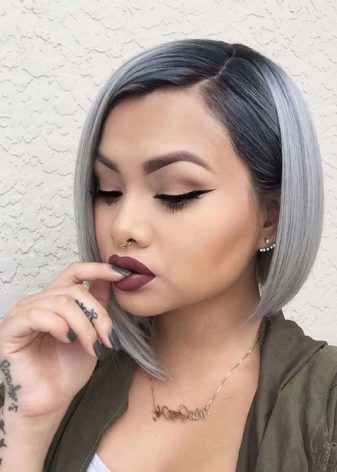 Каре з попелястим кольором волосся (31 фото): варіанти попелястого блонда на подовженому каре і з рівним зрізом, з темними корінням і з чубком