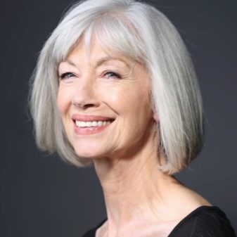 Каре з попелястим кольором волосся (31 фото): варіанти попелястого блонда на подовженому каре і з рівним зрізом, з темними корінням і з чубком