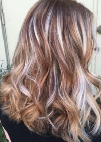 Кольорове мелірування (75 фото): різнобарвне фарбування коротких, середніх і довгих темно-русявих і світлого волосся, вибір фарби для мелірування
