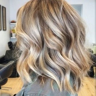 Кольорове мелірування (75 фото): різнобарвне фарбування коротких, середніх і довгих темно-русявих і світлого волосся, вибір фарби для мелірування