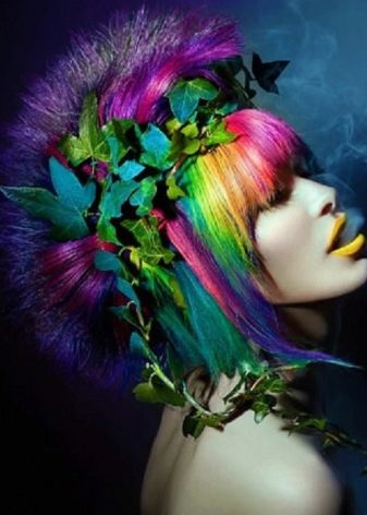 Кольорове мелірування (75 фото): різнобарвне фарбування коротких, середніх і довгих темно-русявих і світлого волосся, вибір фарби для мелірування