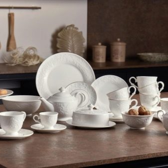 Кольоровий посуд: червона і синя, зелена і жовта, блакитна в горошок і рожева, біла із золотою облямівкою і фіолетова