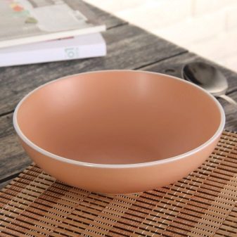 Кольоровий посуд: червона і синя, зелена і жовта, блакитна в горошок і рожева, біла із золотою облямівкою і фіолетова