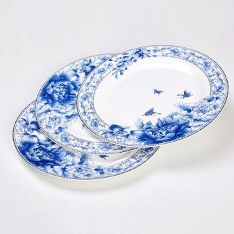 Кольоровий посуд: червона і синя, зелена і жовта, блакитна в горошок і рожева, біла із золотою облямівкою і фіолетова