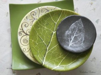 Кольоровий посуд: червона і синя, зелена і жовта, блакитна в горошок і рожева, біла із золотою облямівкою і фіолетова