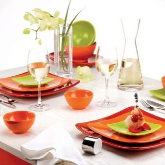 Кольоровий посуд: червона і синя, зелена і жовта, блакитна в горошок і рожева, біла із золотою облямівкою і фіолетова