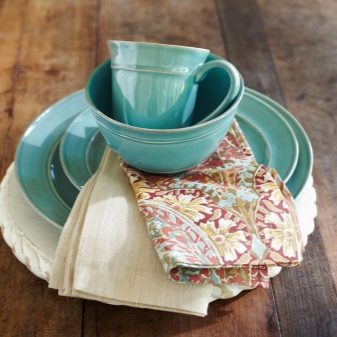 Кольоровий посуд: червона і синя, зелена і жовта, блакитна в горошок і рожева, біла із золотою облямівкою і фіолетова