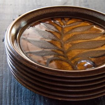 Кольоровий посуд: червона і синя, зелена і жовта, блакитна в горошок і рожева, біла із золотою облямівкою і фіолетова