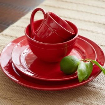 Кольоровий посуд: червона і синя, зелена і жовта, блакитна в горошок і рожева, біла із золотою облямівкою і фіолетова