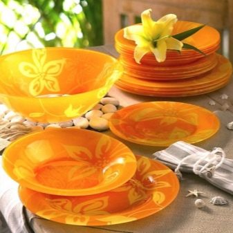 Кольоровий посуд: червона і синя, зелена і жовта, блакитна в горошок і рожева, біла із золотою облямівкою і фіолетова