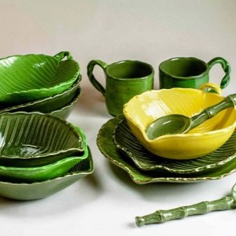 Кольоровий посуд: червона і синя, зелена і жовта, блакитна в горошок і рожева, біла із золотою облямівкою і фіолетова