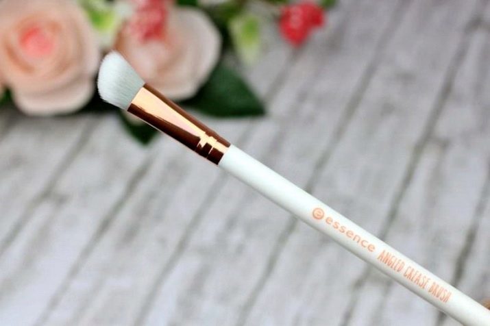 Косметика Essence: декоративна косметика та косметичні кисті для тіней чеської фірми. Духи і тональний крем. Відгуки