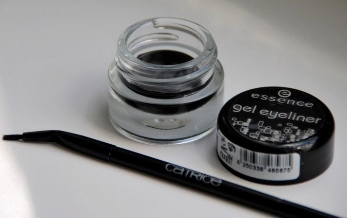 Косметика Essence: декоративна косметика та косметичні кисті для тіней чеської фірми. Духи і тональний крем. Відгуки