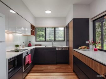 Кухня з двома вікнами (70 фото): дизайн кухні з 2 вікнами на різних і однієї стінах в приватному будинку і квартирі, планування кухні-вітальні