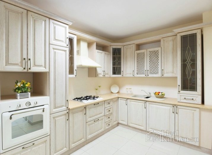 Кутові кухні класика (49 фото): класичні світлі і темні кухонні гарнітури з патиною і без в інтер’єрі, сучасні варіанти дизайну