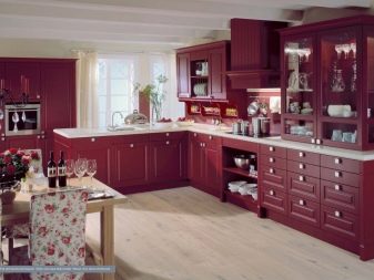 Кутові кухні класика (49 фото): класичні світлі і темні кухонні гарнітури з патиною і без в інтер’єрі, сучасні варіанти дизайну