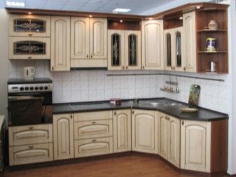 Кутові кухні класика (49 фото): класичні світлі і темні кухонні гарнітури з патиною і без в інтер’єрі, сучасні варіанти дизайну